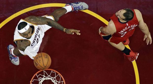 Un super LeBron James trascina i Cavaliers, gli Spurs arginano il fenomeno L.A. Clippers