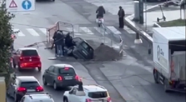 Auto cade in una voragine nel centro di Roma: conducente nel panico. Ecco cosa è successo
