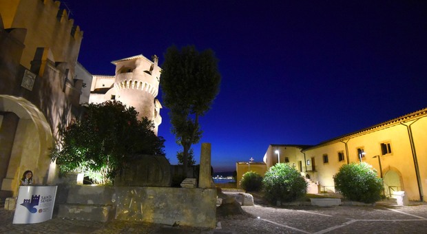 Un'immagine notturna dello splendido Castello di Santa Severa (Foto Giobbi)