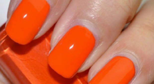 Nail art, d'estate: must è l'arancione tra le novità la geometric french