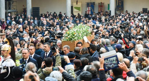 Eco, i funerali laici al Castello Sforzesco