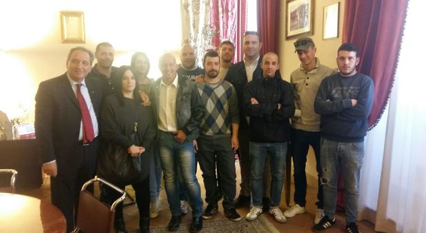 Il sindaco Nando Mismetti con alcuni tifosi del Foligno ricevuti in Municipio