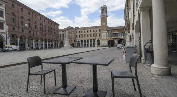 I tavolini dei locali in piazza Vittorio Emanuele a Rovigo