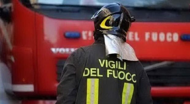 Notte di fuoco nel Salento: auto distrutte, lambiti dalle fiamme i negozi del paese