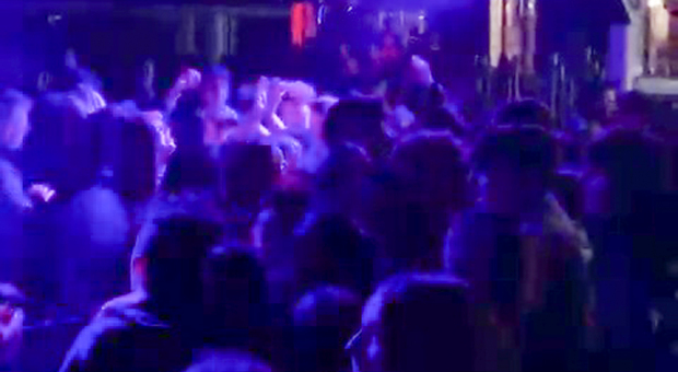 I frame di un video di una festa abusiva scoperta a Loreggia con oltre 200 giovani senza mascherina
