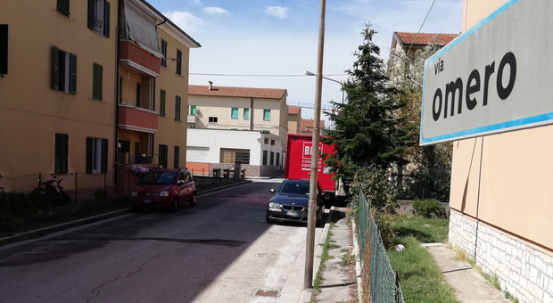 Bomba carta a Civitanova: danni a tre auto, frantumati i vetri di una casa. E' caccia al responsabile