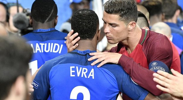 Cristiano Ronaldo saluta Evra