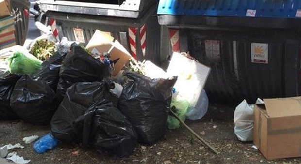 Roma, emergenza rifiuti: cassonetti già pieni. E lunedì scatta lo sciopero