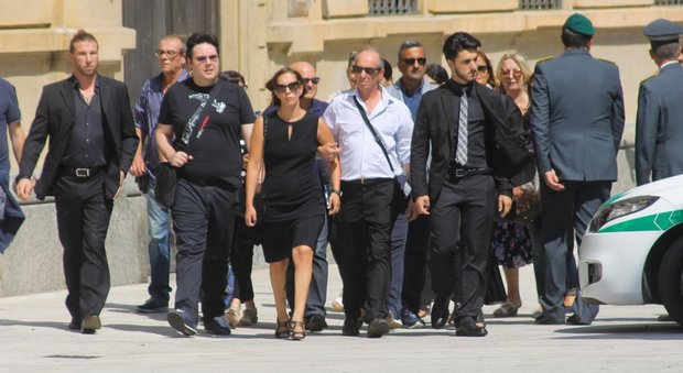 Attentato a Barcellona, chiesa Legnano gremita per l'ultimo saluto a Bruno Gulotta