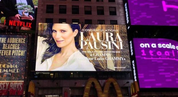 Times Square celebra Laura Pausini per la vittoria ai Latin Grammy Awards 2018 con una mega insegna