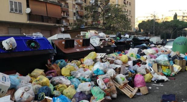 Roma, pulizie solo in Centro: le periferie affogano nella spazzatura