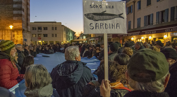 Sardine in piazza contro la guerra e "Bella Ciao" lascia il posto a "Imagine"