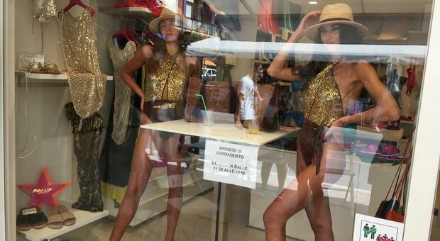 Le modelle in vetrina per l'aperitivo di Top Moda Conero a Marcelli di Numana