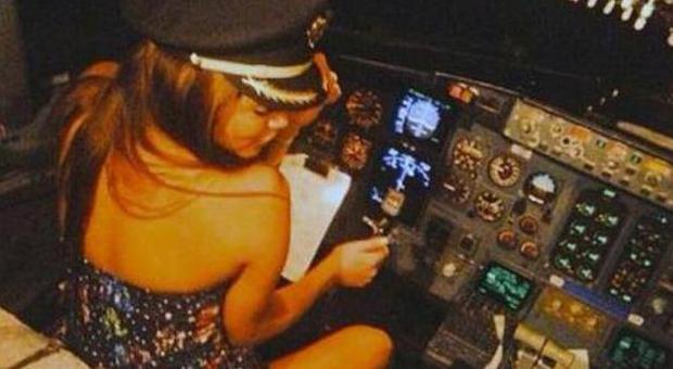 Il pilota lascia i comandi dell'aereo alle modelle, le foto su Twitter