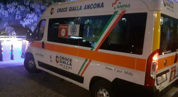 Ancona, cade e batte la testa dentro a un mezzo della Conerobus: paura per un 38enne