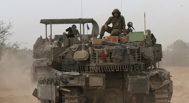 Israele, decine di tank al valico per Rafah. Nuovo accordo con Hamas, ma nessuno stop alla guerra