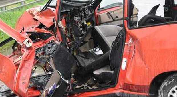 Scontro frontale tra due auto: muore una donna nella vecchia Y10 ridotta a rottame