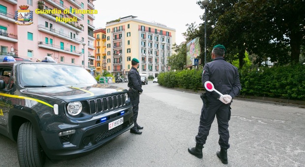 Coronavirus a Napoli, in giro in auto senza patente e assicurazione: 10 veicoli sequestrati e 338 multe