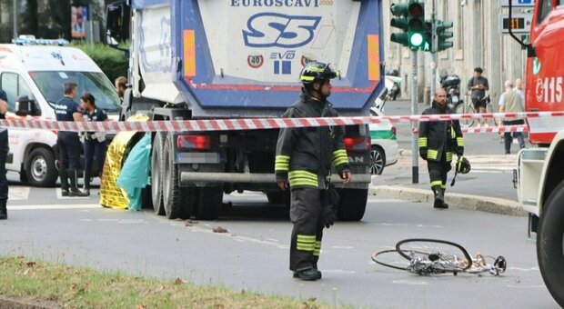 Ciclista travolta e uccisa da un camion in centro a Milano, muore a 28 anni