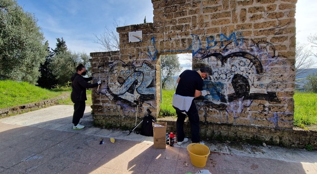 Pulizie al parco di Montegrillo, i cittadini rimuovono gli sfregi fatti con lo spray