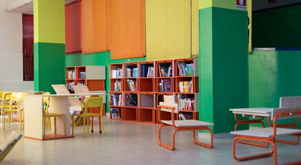 Napoli, da banchi e sedie “riciclati” nasce la biblioteca nella scuola di Ponticelli