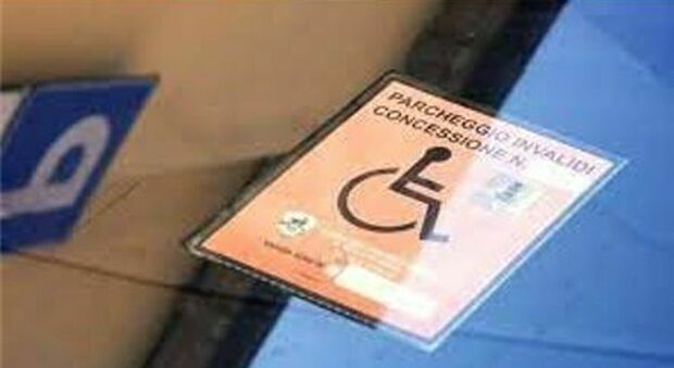 Disabili e parcheggi, replica «scomposta» di un agente: polemiche nel Napoletano