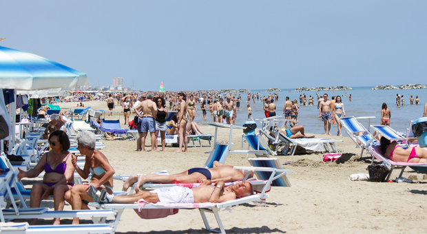 Spiaggia, tornano gli stranieri :«È uno sprint per Ferragosto». Ma c'è sempre chi si lamenta