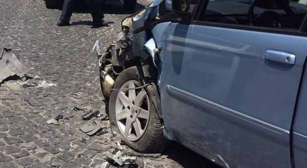 Tragico scontro tra due auto, muore la moglie di uno dei guidatori