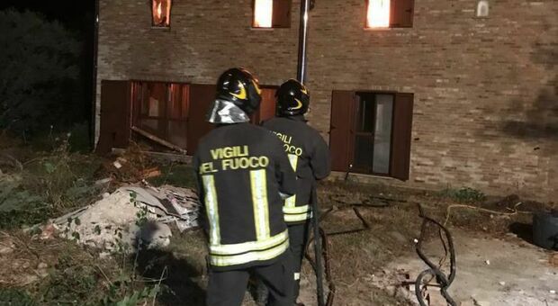 Casolare in fiamme ad Orciano, i vigili del fuoco mettono in sicurezza l'area