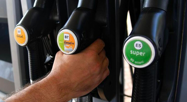 Caro carburante, bonus benzina da 200 euro per i lavoratori dipendenti: ok dal Cdm