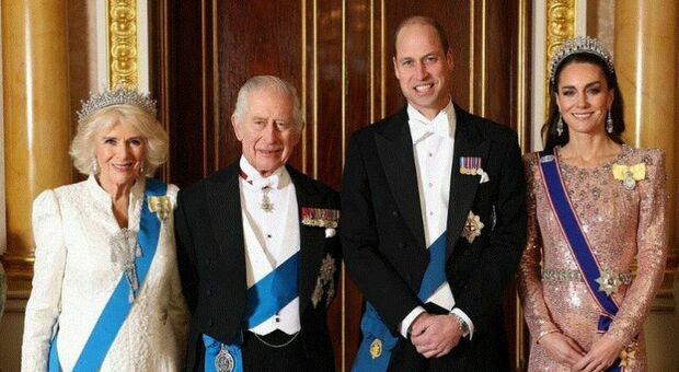 Re Carlo, il party pre-natalizio a Buckingham Palace, i look: Kate splende in oro rosa (con l'abito da 6mila euro), Camilla sfoggia il bracciale di Elisabetta