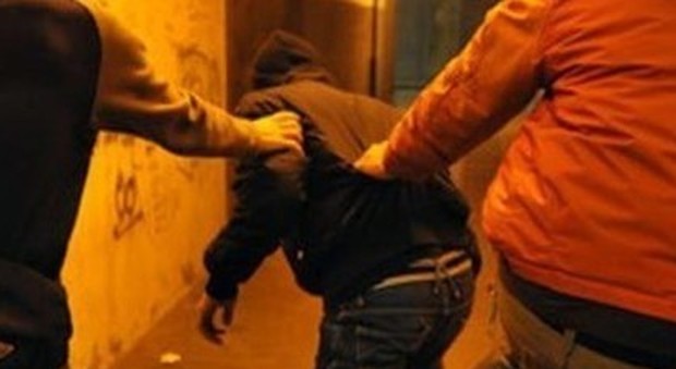 «Hai la giacca rosa»: attivista dell'Arcigay picchiato in strada a Milano