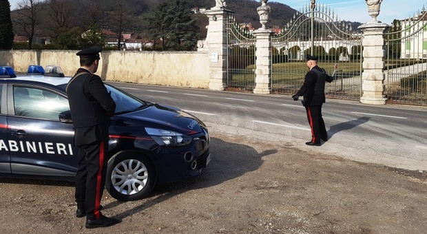 Un posto di blocco dei carabinieri di Montecchio Maggiore