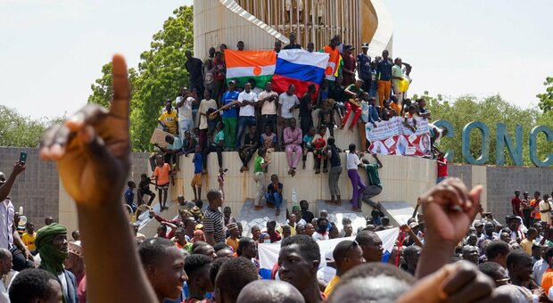 Niger, due italiani bloccati dopo il colpo di stato Sono un pilota e un tecnico di una ditta di Anagni