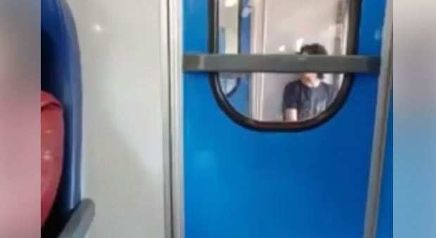 Insulti dall'altoparlante del treno contro Trenitalia e le forze dell'ordine, il video è virale