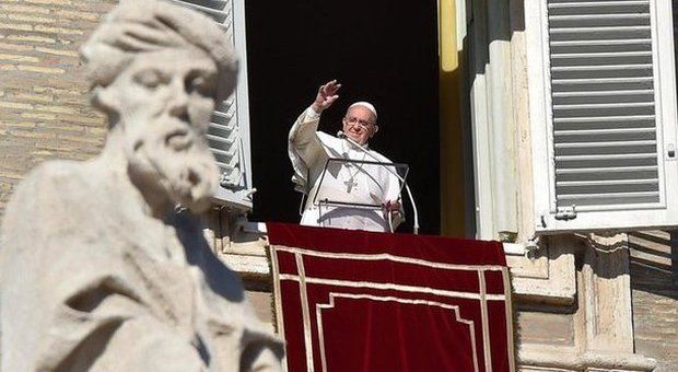 Papa Francesco durante l'Angelus: «La pace è sempre possibile, cerchiamola»