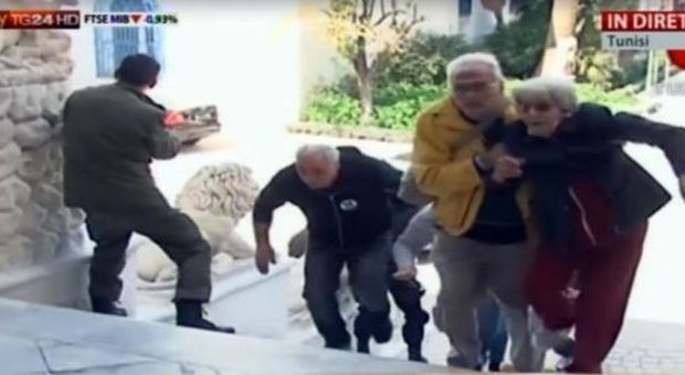 Le forze speciali fanno uscire gli ostaggi dal museo Bardo (Ansa)