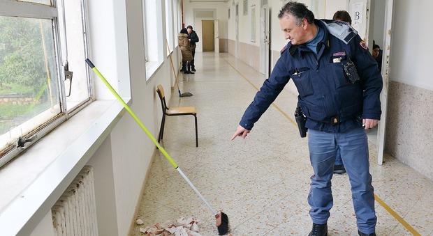 Il corridoio dell'istituto tecnico Genovesi di Salerno dove si è verificato l'accoltellamento dello studente
