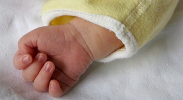 Infermiera taglia per sbaglio un dito a neonata: voleva toglierle la flebo