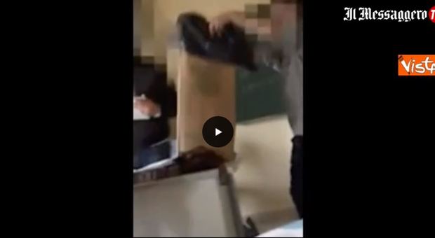 Lucca, spunta nuovo video di bullismo al professore: insulti e spazzatura sulla cattedra