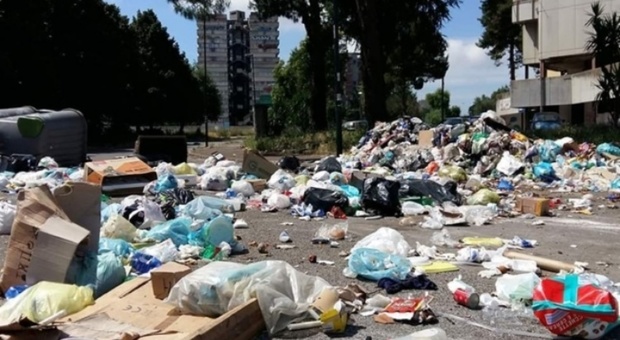 Crisi rifiuti in Campania, M5S: «Subito lo stato d'emergenza»