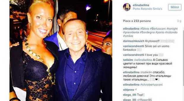 Berlusconi, notte brava in Sardegna: selfie e party allo Smaila's