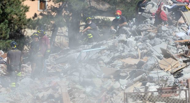 Terremoto: infermiere reatino del 118 tira fuori i corpi dei due figli: "Non ho potuto far nulla per loro"