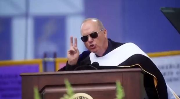 «Ci sono solo due cose che voglio dirvi», il discorso di Michael Keaton ai laureandi è epico