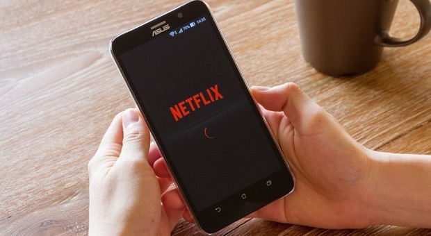 Primo caso di dipendenza da Netflix, ricoverato: oltre 7 ore al giorno davanti alla tv