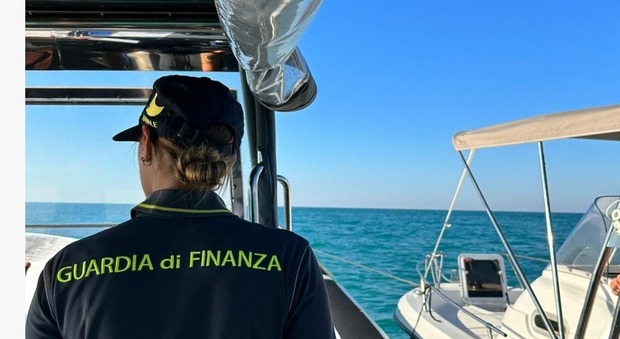 Ancona, si avvicinano troppo alla riva: le Fiamme Gialle multano 4 barche a Portonovo