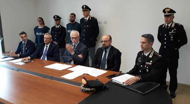 Da destra: il colonnello Melchiorre, il procuratore aggiunto Alfano, il procuratore capo Borrelli, il questore Conticchio il vicequestore Di Palma