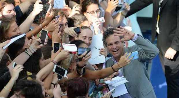 Mark Ruffalo tra i fans al festival di Giffoni Valle Piana (foto La Presse)