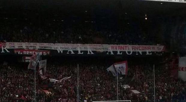 I tifosi del Genoa salutano la promozione dell'Ancona