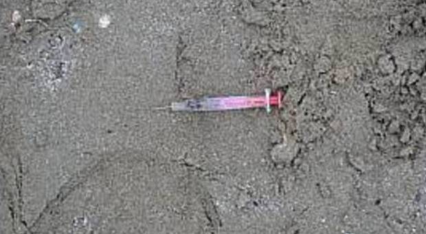 Bimbo di 2 anni punto da una siringa in spiaggia: quinto caso, è psicosi